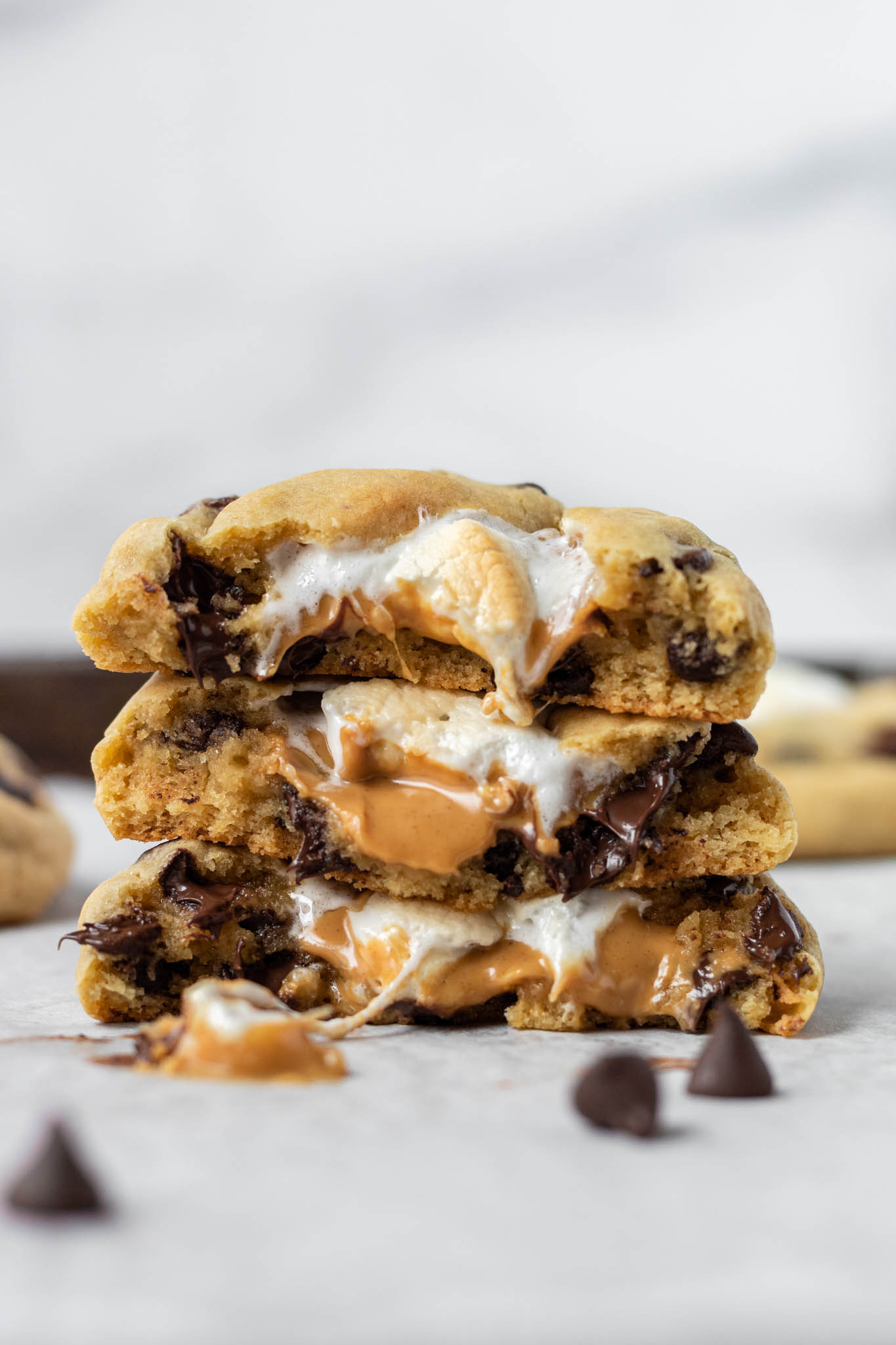 https://thehungrykitchenblog.com/wp-content/uploads/2021/09/Fluffernutter-Stuffed-Chocolate-Chip-Cookies-blog-post-4.jpg